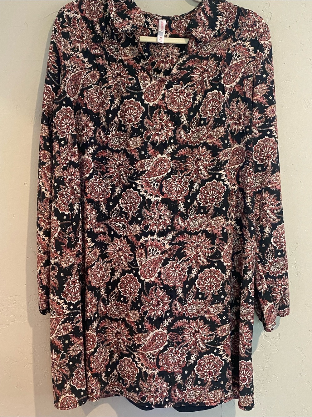 Xhilaration Black Paisley Boho A line dress with Burgundy & Cream Accents. Sz M.